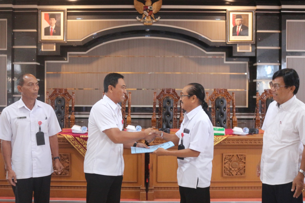 Penyerahan SK Purna Tugas/Pensiun kepada Kepala Seksi Pemerintahan Desa Dalung Drs. IGN Ketut Sudiastawa oleh Camat Kuta Utara